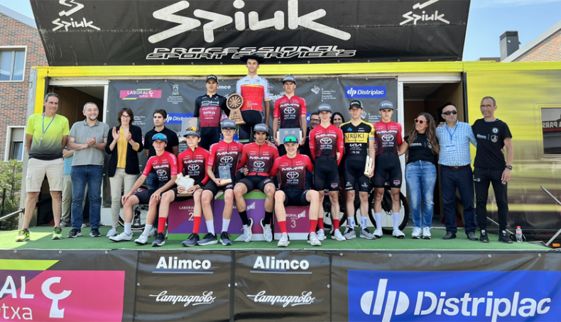 Podio con los integrantes de los equipos de los ganadores.