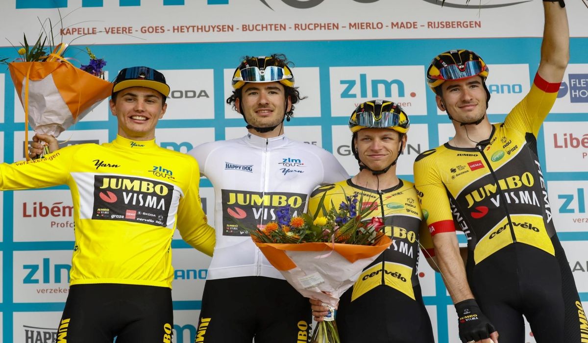 Los ciclistas del Jumbo Visma celebrando en el podio la victoria en la GC.