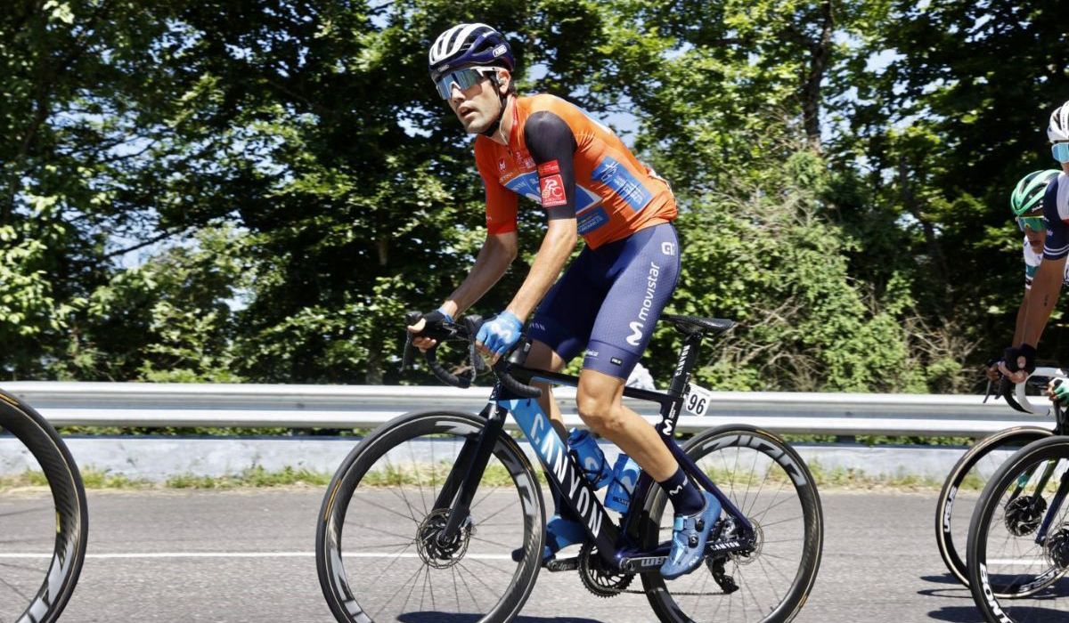Antonio Pedrero, ausente este año, con el maillot de líder de la Ruta de Occitania 2021, carrera que ganó