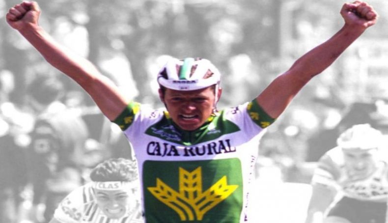 Mathieu Hermans celebrando una victoria con el Caja Rural. 