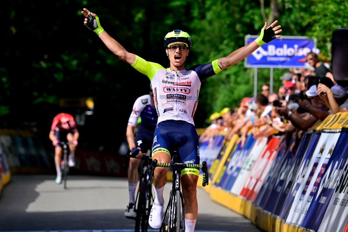 Quinten Hermans se impuso por delante del nuevo líder, Mauro Schmid. 