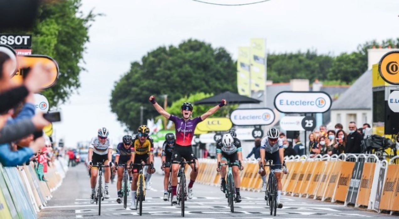 Demi Vollering celebrando una victoria en el Tour de France Femmes.