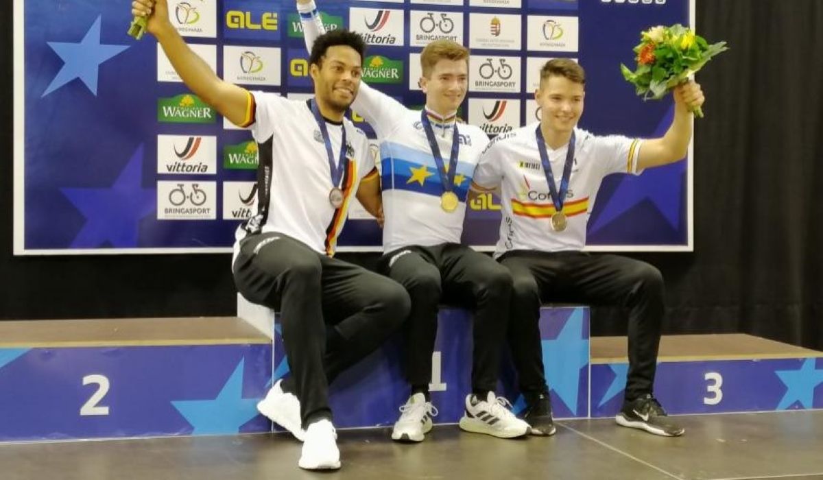 Emilio Arellano sonríe en el podio con su medalla de bronce.