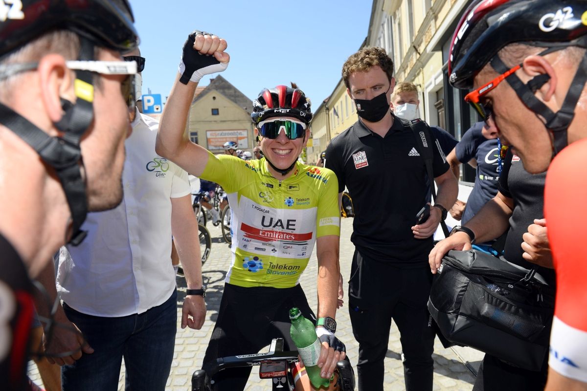 Pogacar sonríe en meta tras ganar el Tour de Eslovenia.
