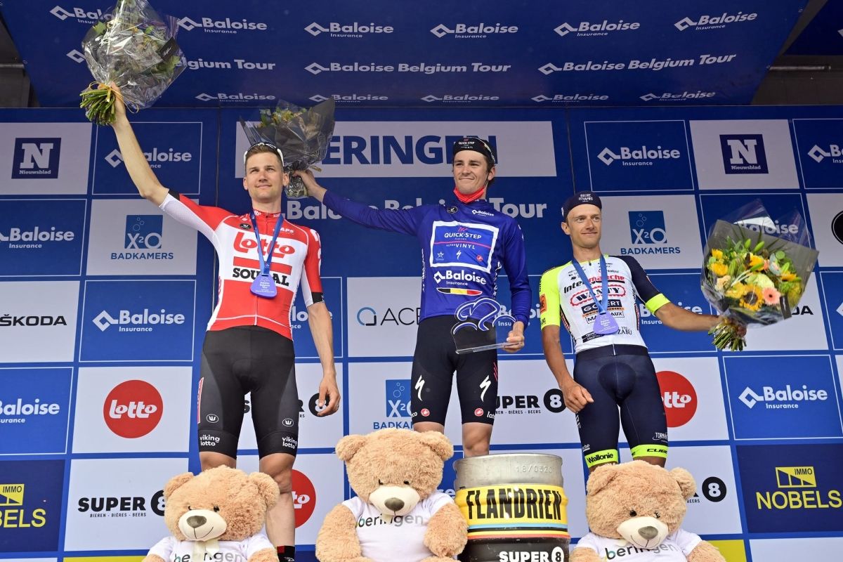 Schmid sonriente en meta con Wellens, que se mostró bastante descontento al final, a su izquierda.