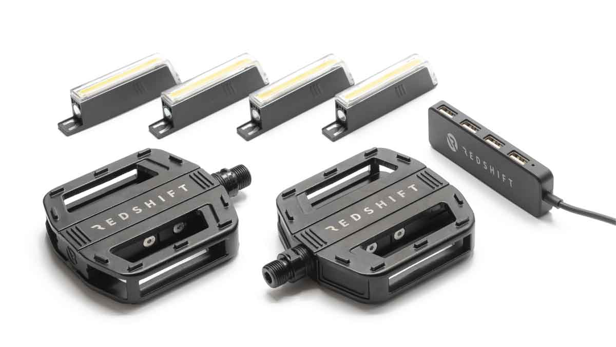 Los Arclight llevan 4 módulos que cambian de color y se insertan dentro del pedal. El cargador permite cargar los 4 a la vez. Los Arclight llevan 4 módulos que cambian de color y se insertan dentro del pedal. El cargador permite cargar los 4 a la vez.
