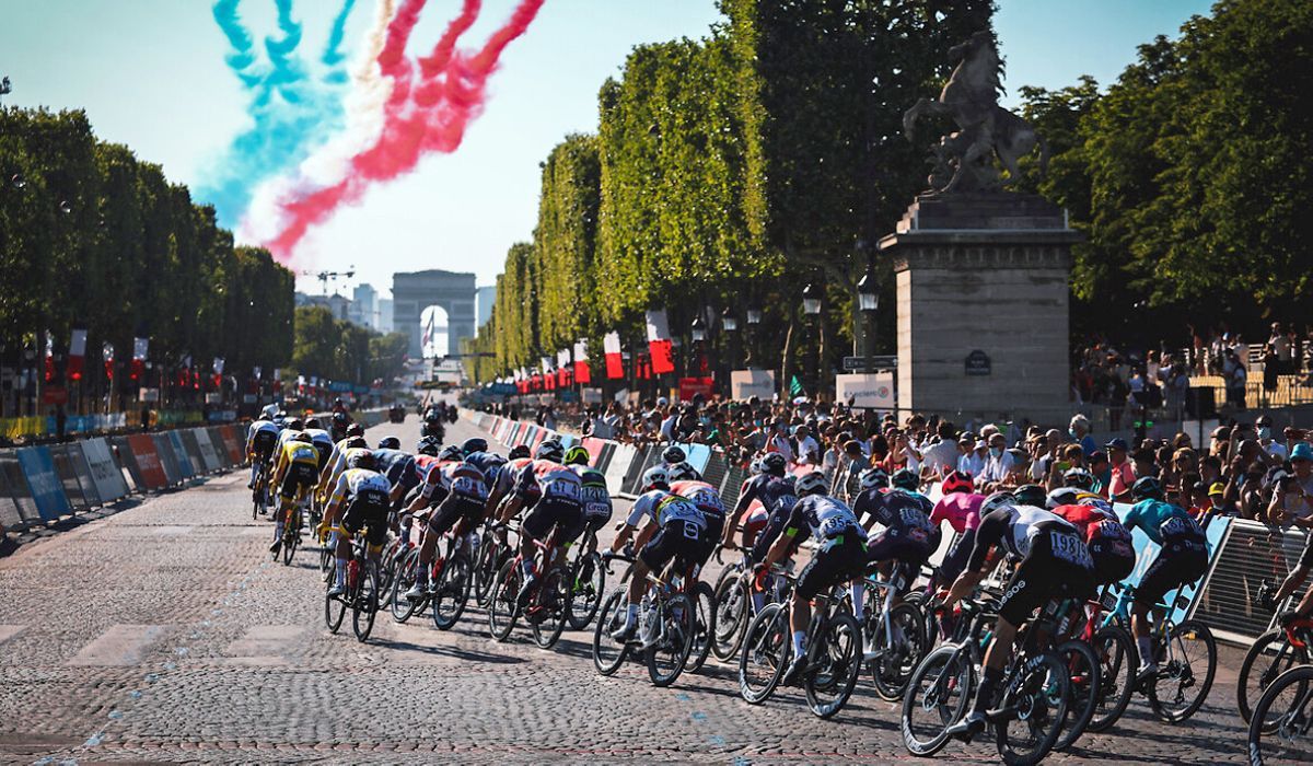 Paso del pelotón por los Campos Elíseos en la edición 2021 del Tour.
