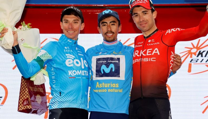 Sosa en el podio de la Vuelta a Asturias, junto a Fortunato y a Edet.