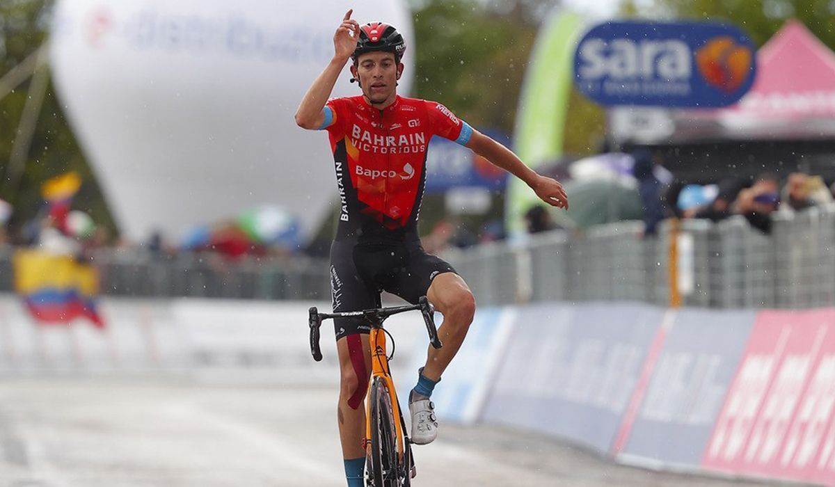 Gino Mäder celebra una victoria en el Giro de Italia.