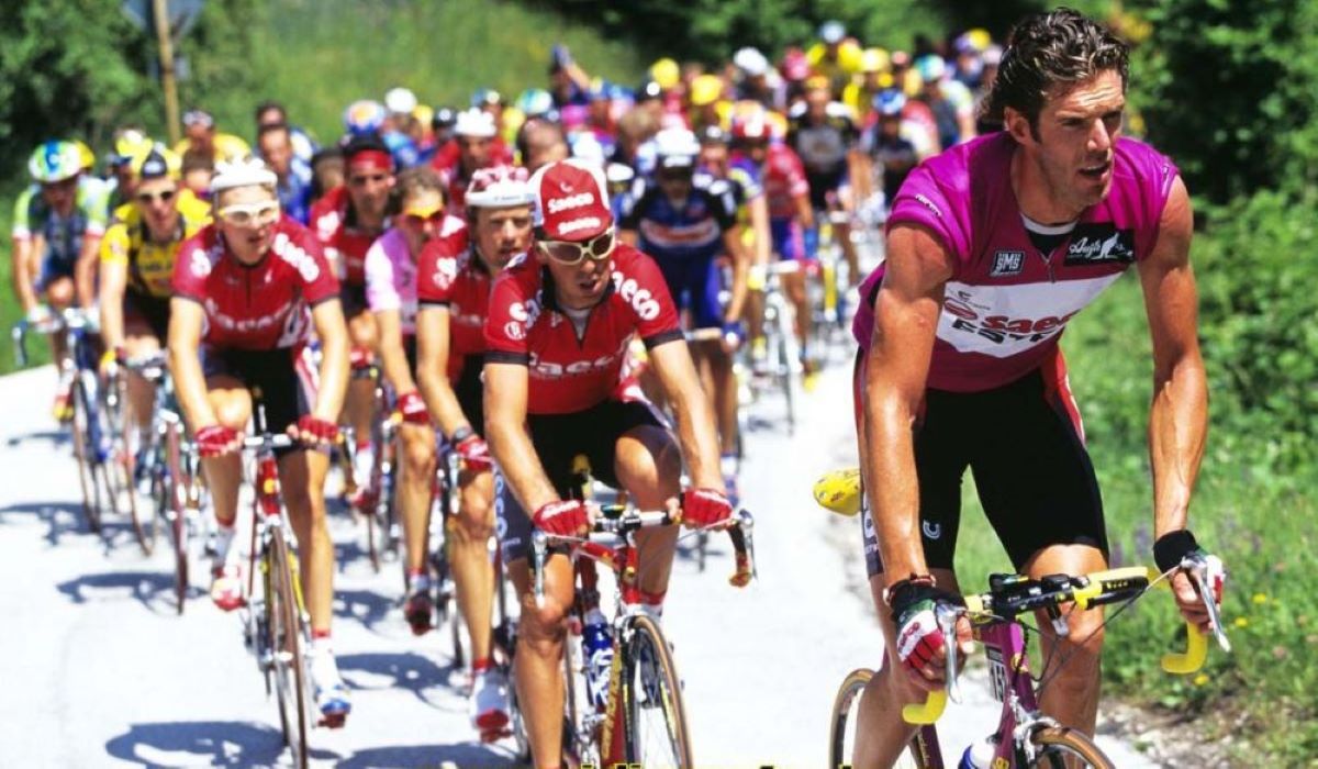 Cipollini en sus primeros años de carrera, cuando no era obligatorio el casco.
