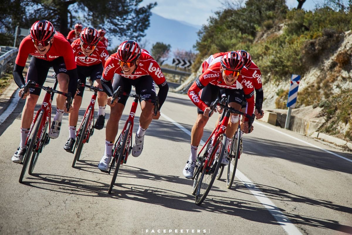 Miembros del equipo de desarrollo del Lotto Sodal entrenando este curso.