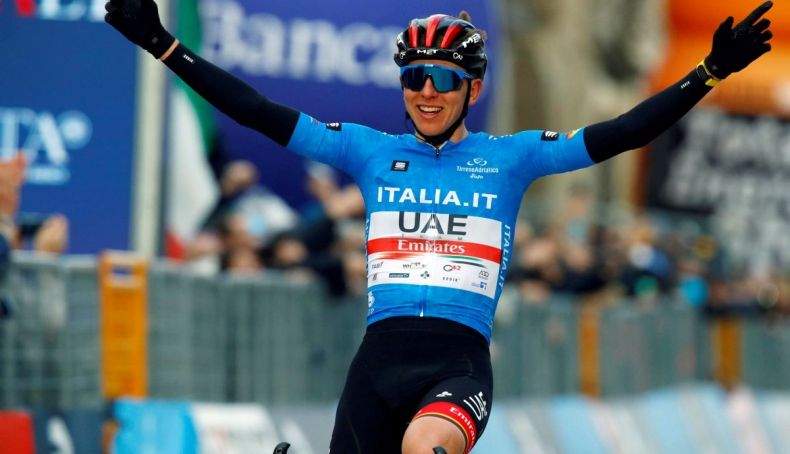 Tadej Pogacar celebrando su victoria en la Tirreno Adriático.