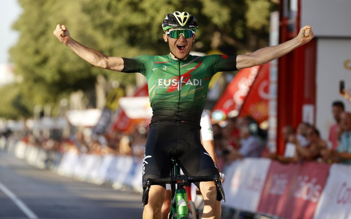 Joseba López celebrando su victoria en la prueba en línea Sub23