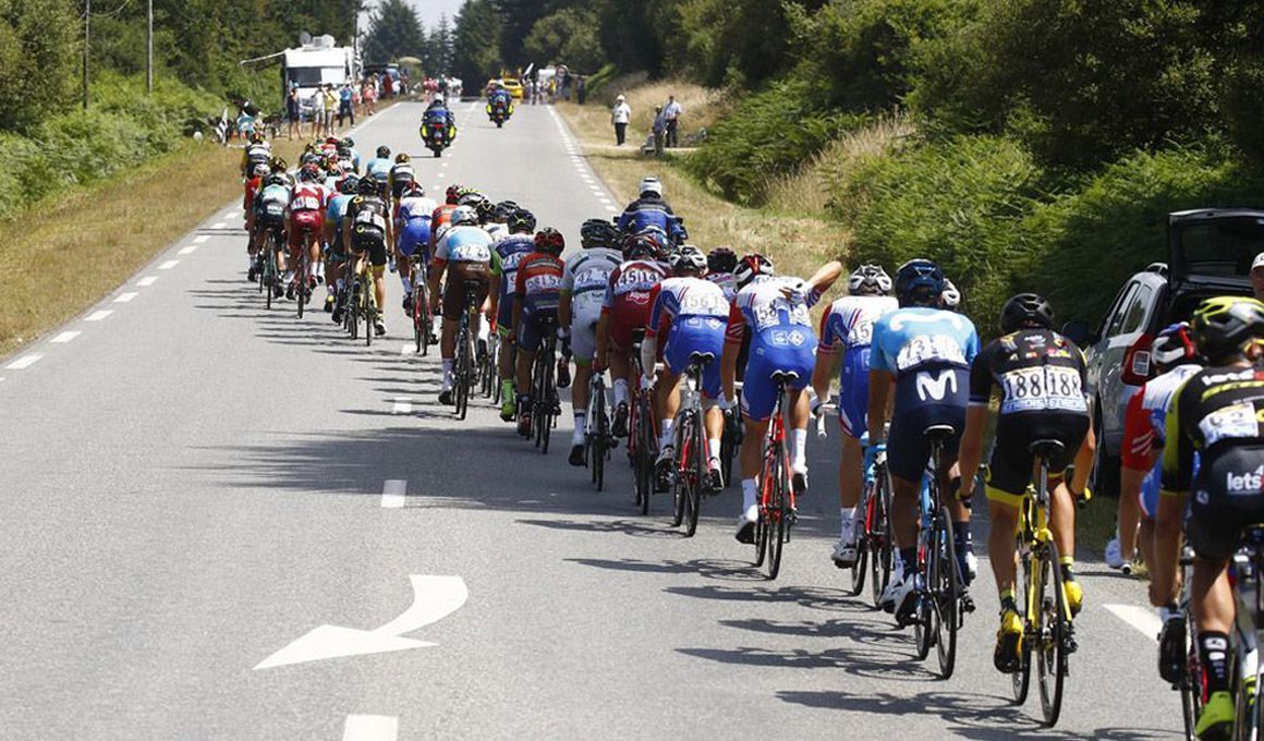 Pelotón con distintos dorsales en el Tour de Francia.