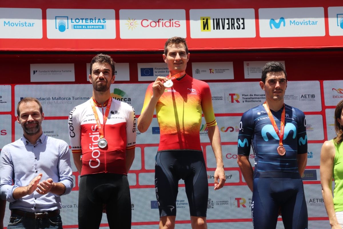 Carlos Rodríguez en el podio junto a Jesús Herrada y a Alex Aranburu.