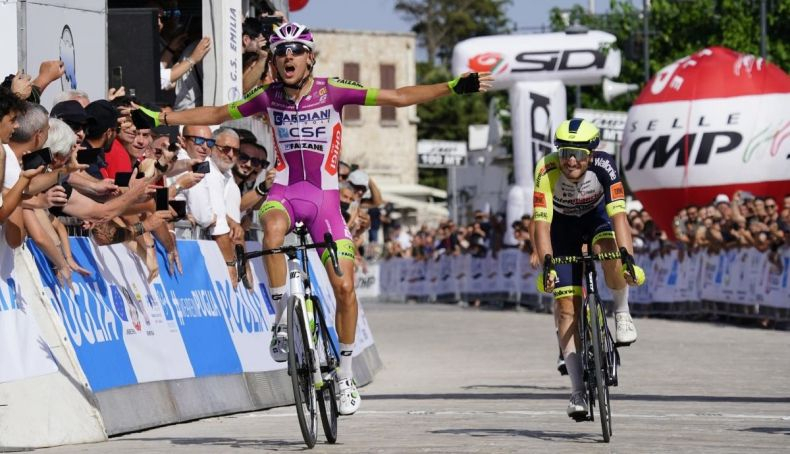 Zanna con Rota a su derecha lamentándose por el segundo puesto. Zanna con Rota a su derecha lamentándose por el segundo puesto.