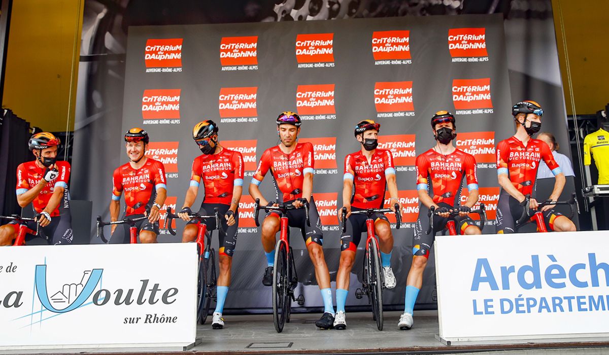 Ciclistas del Bahrain Victorious antes de tomar la salida en una etapa del pasado Criterium du Dauphiné