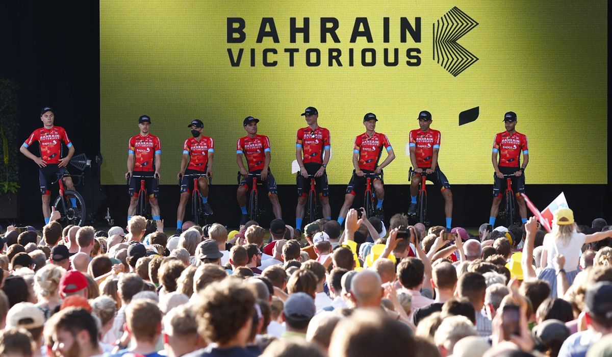 Los ciclistas del Bahrain Victorious en la presentación de los equipos realizada ayer