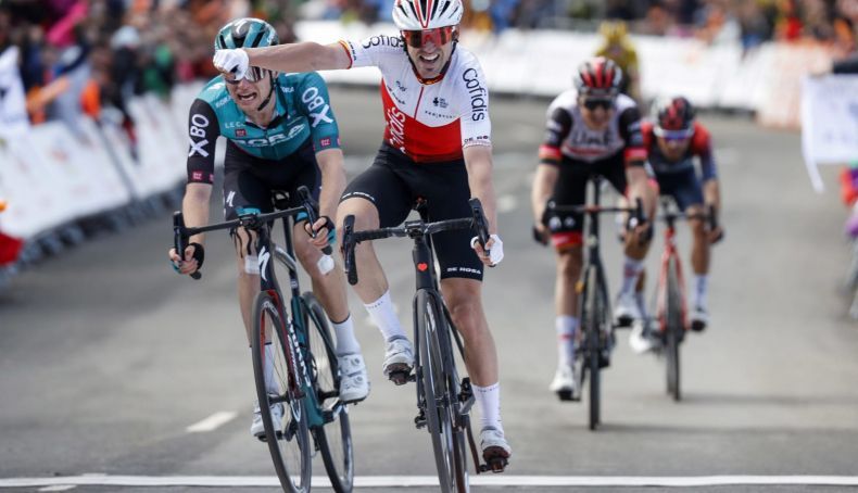 asi celebraba ion izaguirre la victoria en la ultima etapa de la itzulia 2022 2 790x454