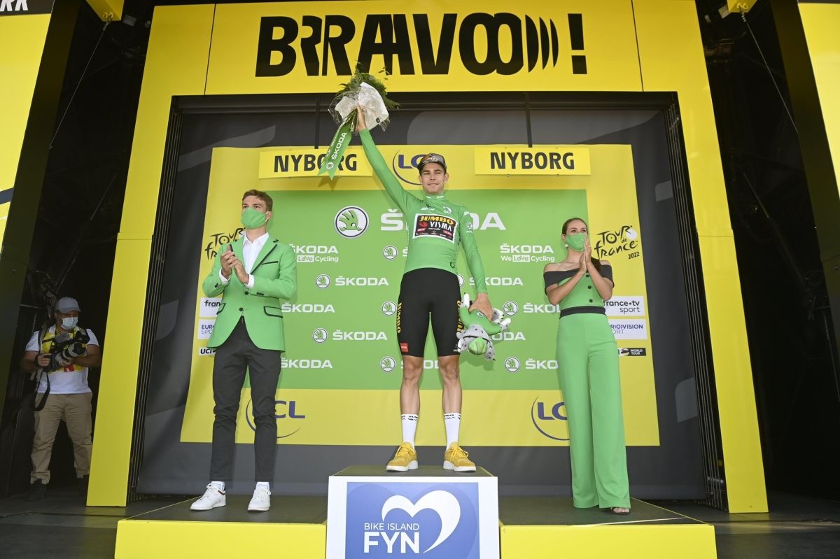 Wout van Aert con el maillot de los puntos al sprint tras la 2ª etapa del Tour.