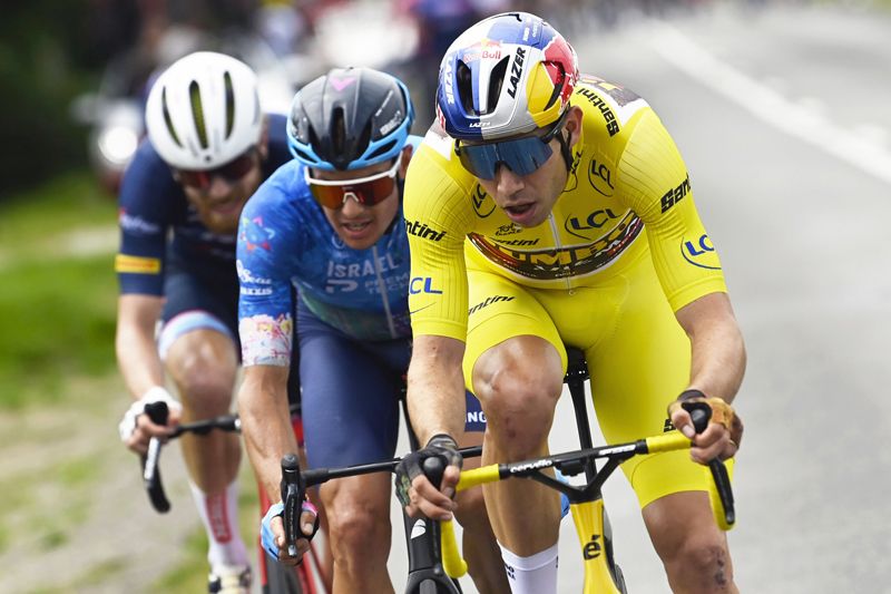Van Aert, Fuglsang y Simmons, en fuga Van Aert, Fuglsang y Simmons, en fuga