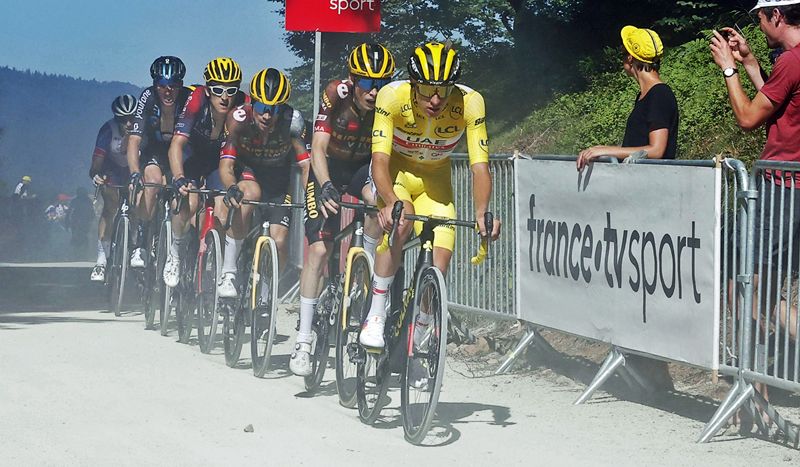 Tadej Pogacar, liderando el grupo de favoritos