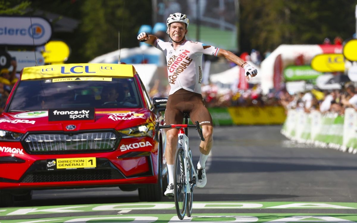 Bob Jungels en la línea de meta de la 9ª etapa del Tour de Francia.