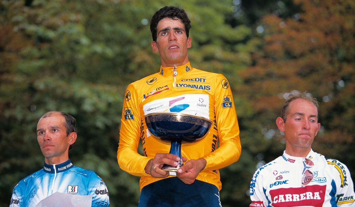 Miguel Induráin en lo más alto del podio del Tour de 1994, flanqueado por Piotr Ugrumov y Marco Pantani