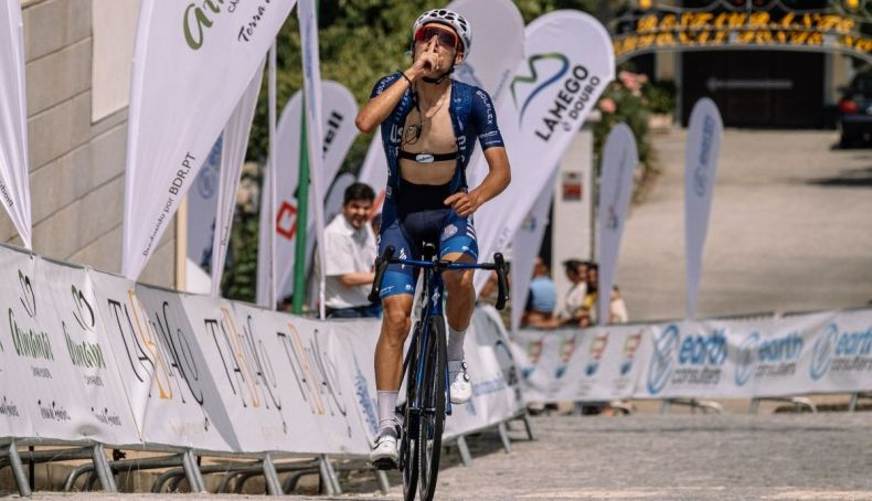 José Neves, el único corredor que sigue en carrera, es el líder de la prueba.