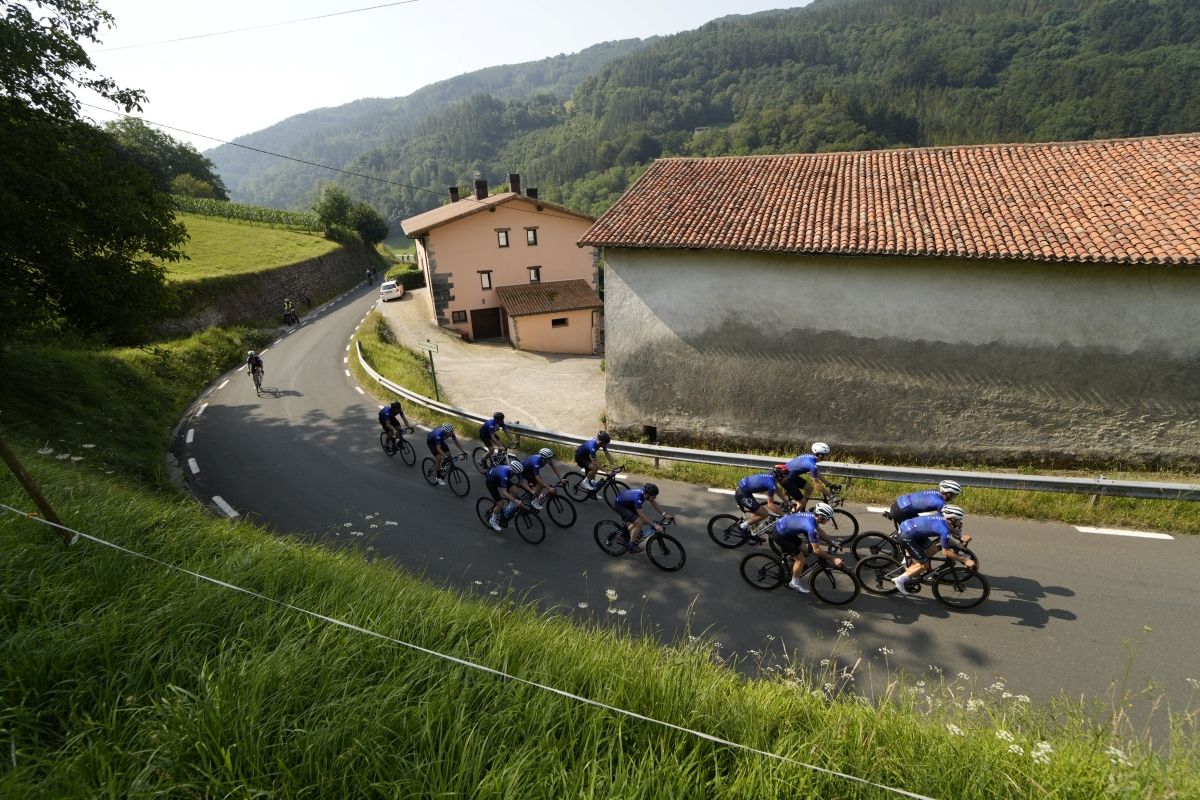 Bonita imagen de la carrera al paso por un caserío. 