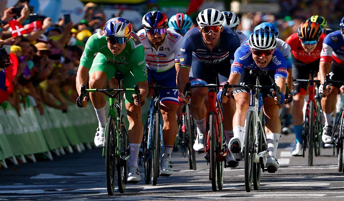 Momento en el que Philipsen se impone a Van Aert y a Pedersen.