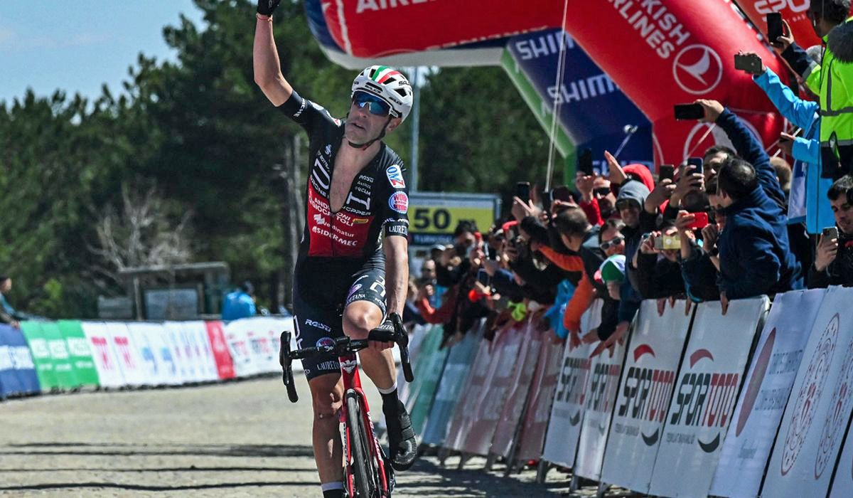 Eduardo Sepúlveda celebrando su victoria en la etapa reina del Tour de Turquía 2022  Foto Sprint Cycling Agency