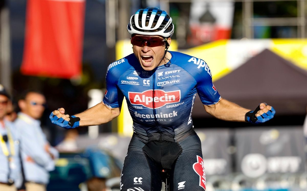 Jasper Philipsen celebra en meta su segunda victoria en este Tour.
