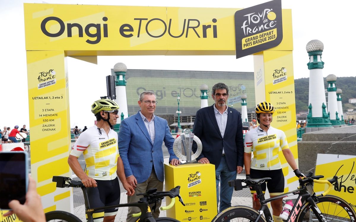 Recepción del trofeo del Tour de Francia en San Sebastián.