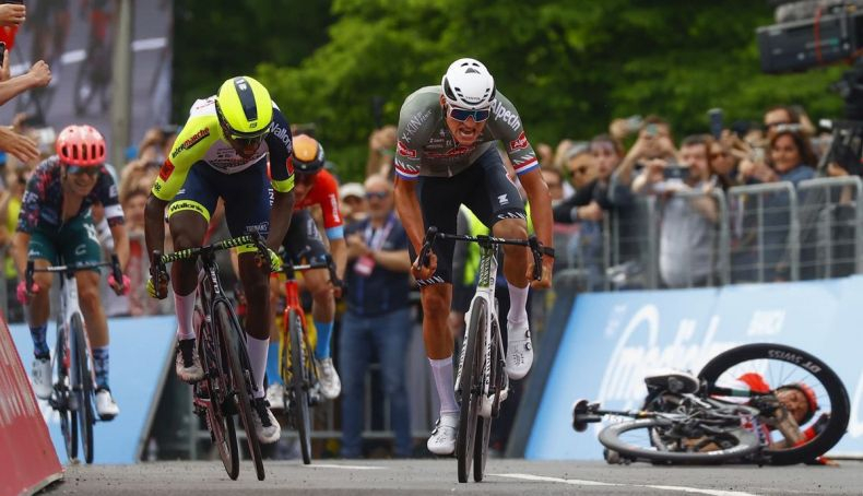 Van der Poel ganó la primera etapa del Giro de Italia. Van der Poel ganó la primera etapa del Giro de Italia.