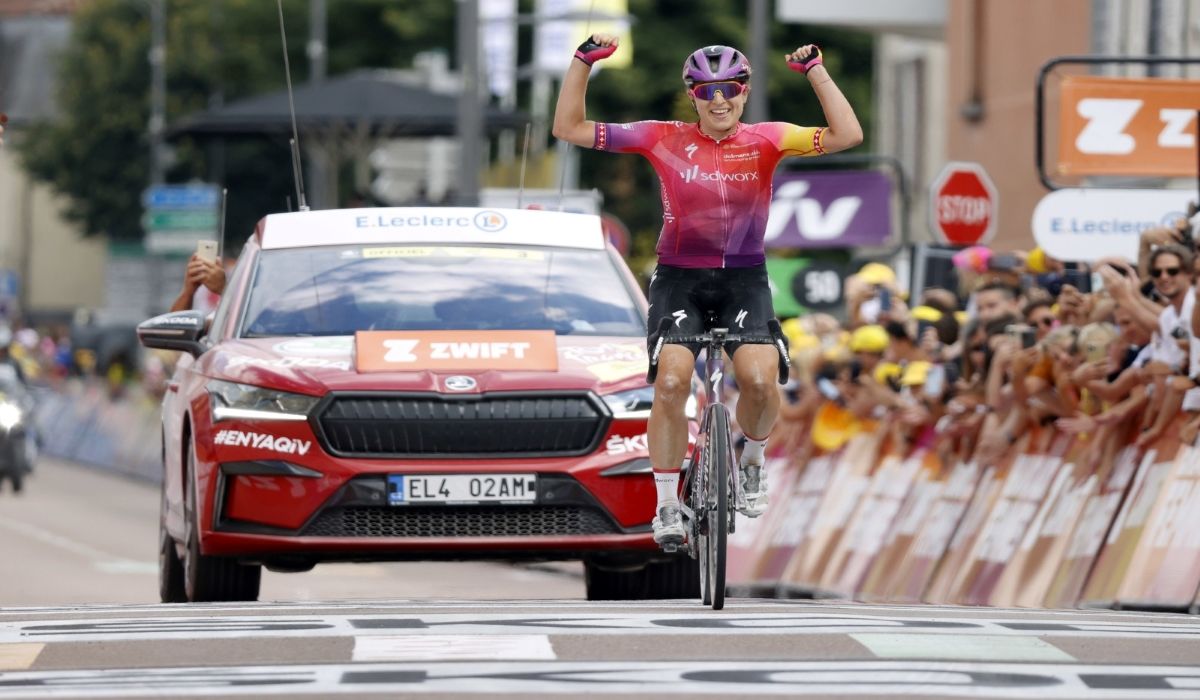 Marlen Reusser celebra su victoria en la 4ª etapa del Tour Femmes.