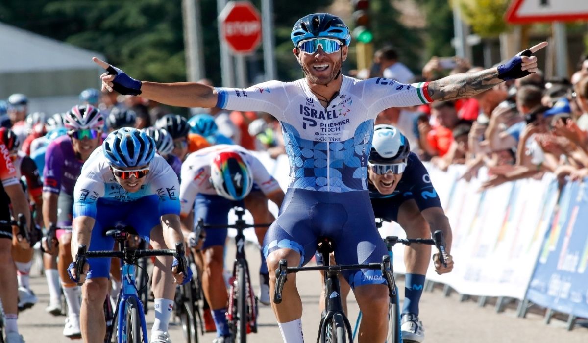 Giacomo Nizzolo con Iván García Cortina un poco más retrasado.