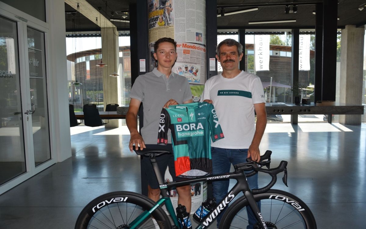Fotografía del joven corredor con su nueva bicicleta y maillot.