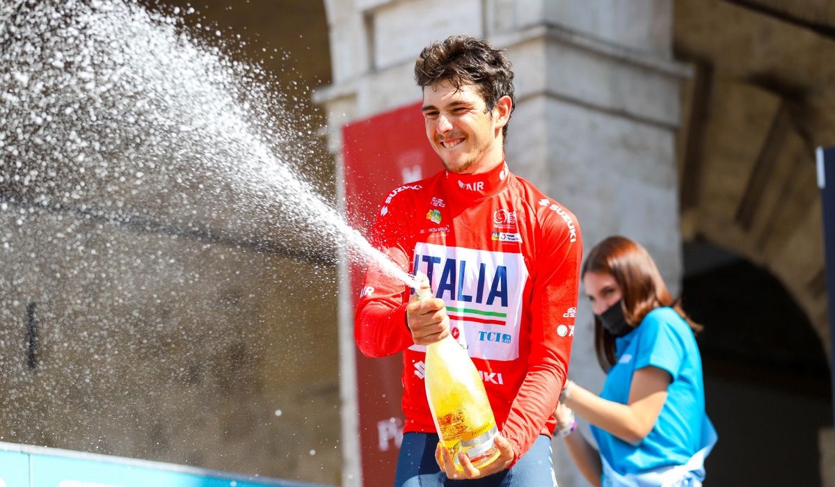 Scaroni celebrando una victoria en la Adriatica Ionica Race.