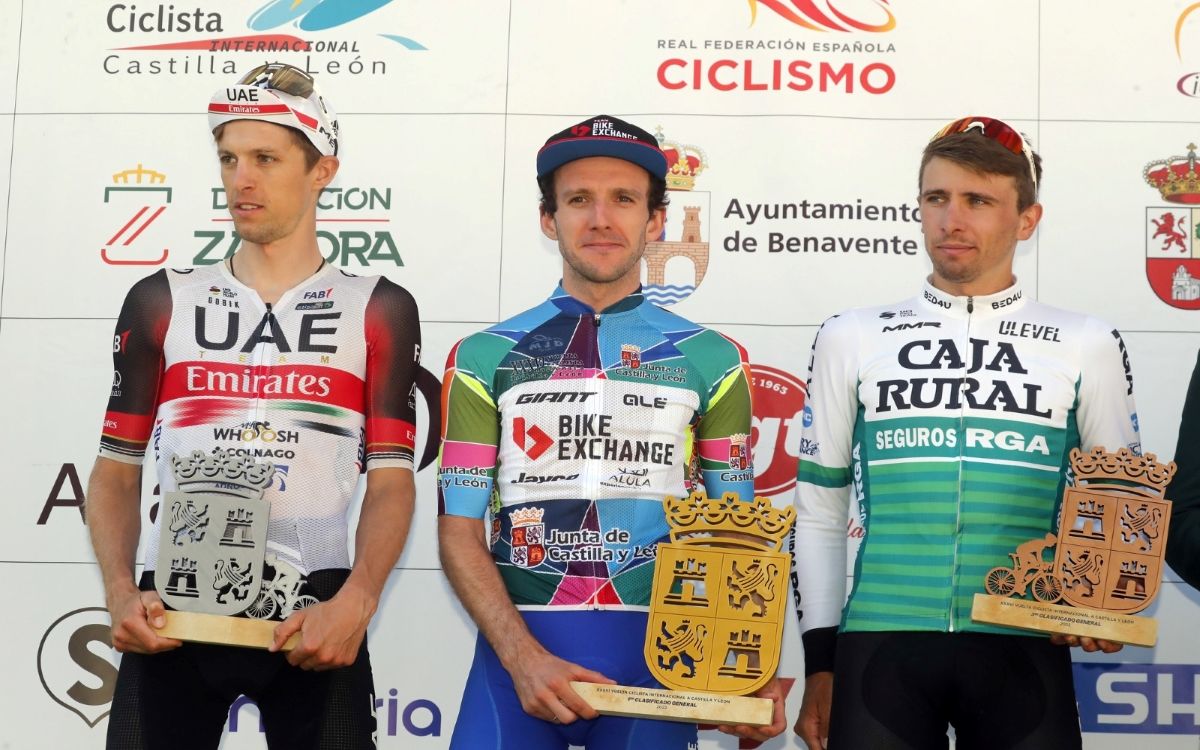 Podio de los tres primeros de la clasificación general de la Vuelta a Castilla y León.
