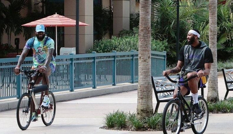 LeBron James yendo a un partido de esta temporada de la NBA en bicicleta.