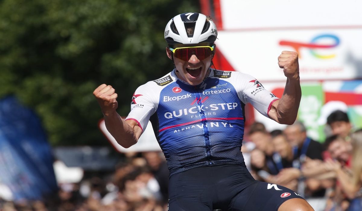 Evenepoel en la meta de San Sebastián.