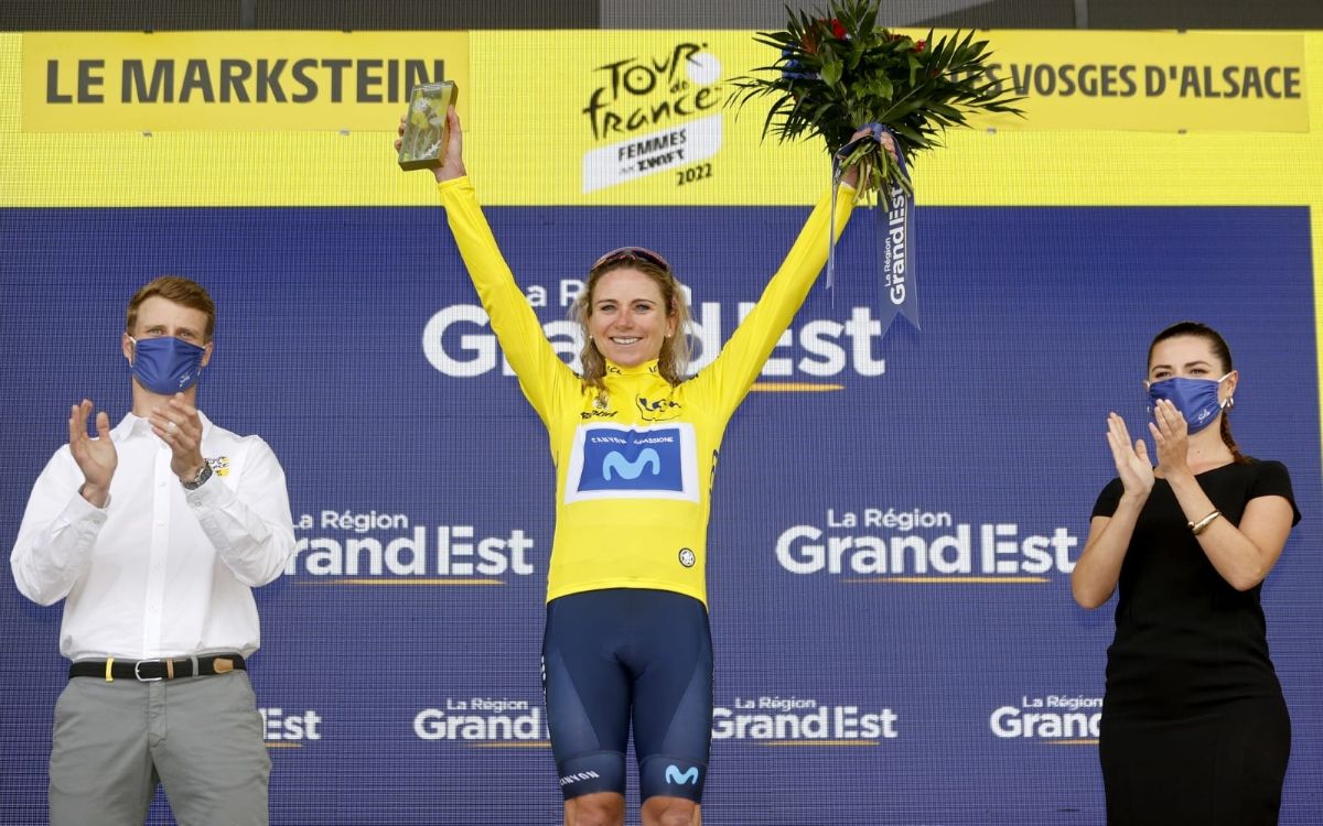 Van Vleuten vestida con el amarillo de la clasificación general. 
