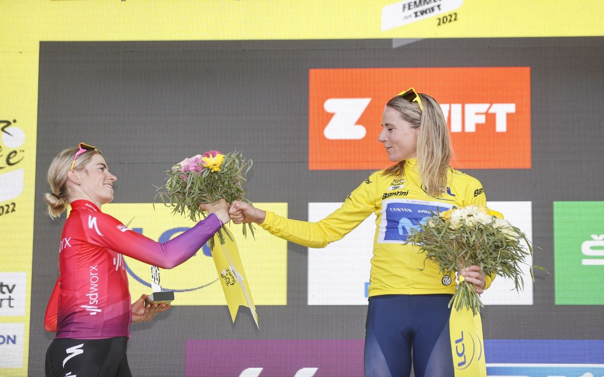 Annemiek van Vleuten con Demi Vollering en la meta final del Tour Femmes.