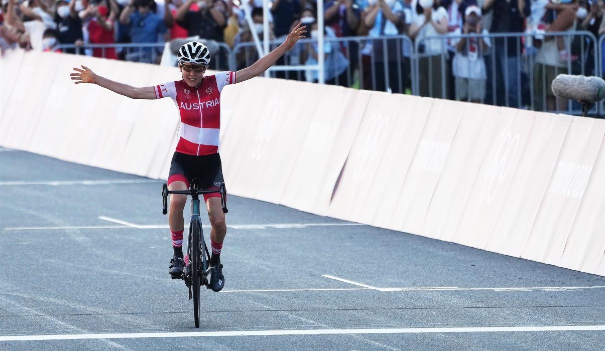 Anna Kiesenhofer celebrando su victoria en Tokyo 2020.