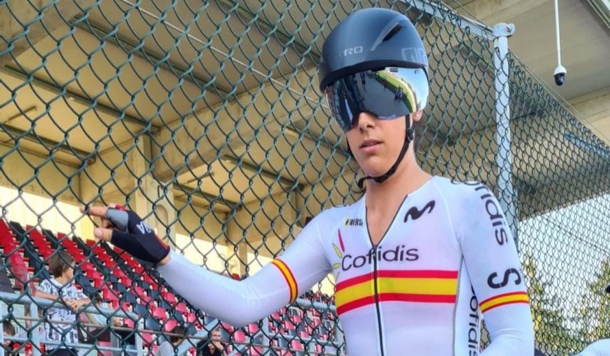 Ziortza Isasi vestida con los colores de la selección española de ciclismo.