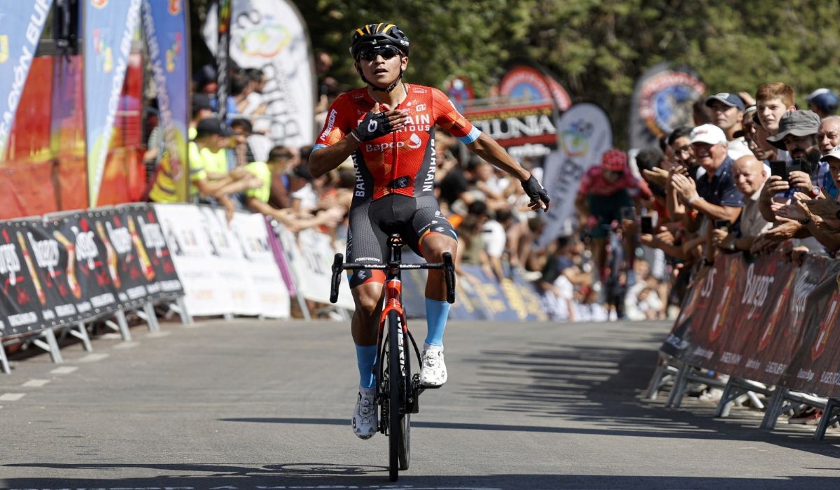 Santiago Buitrago en meta con Ruben Guerreiro al fondo de la imagen