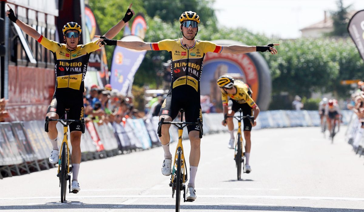Timo Roosen encabeza el triplete del Jumbo Visma tras un accidentado final. Foto Luis Angel Gomez (Sprint Cycling Agency) 