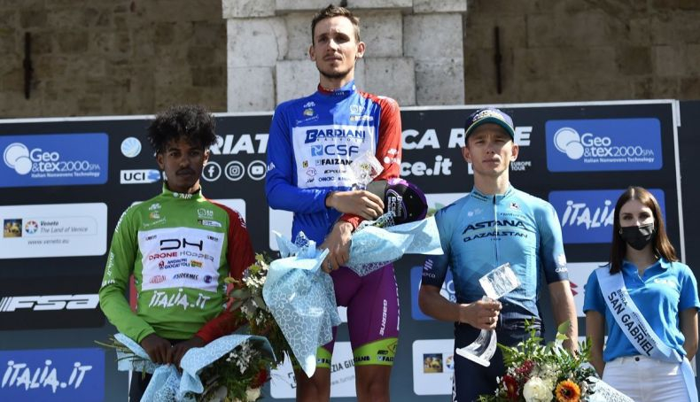 podio final de la adriatica ionica race con filippo zana flanqueado por natnael tesfatsion y vadim pronskiy podio final de la adriatica ionica race con filippo zana flanqueado por natnael tesfatsion y vadim pronskiy