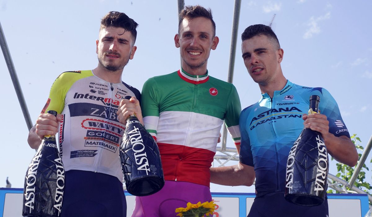 Filippo Zana, en el podio del Campeonato de Italia junto a Lorenzo Rota y Samuele Battistella